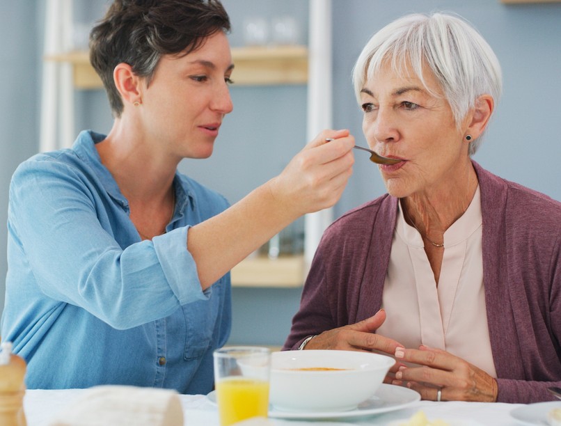 otthoni gondozás, otthonápolás, speciális táplálás, mesterséges táplálás, idősgondozás