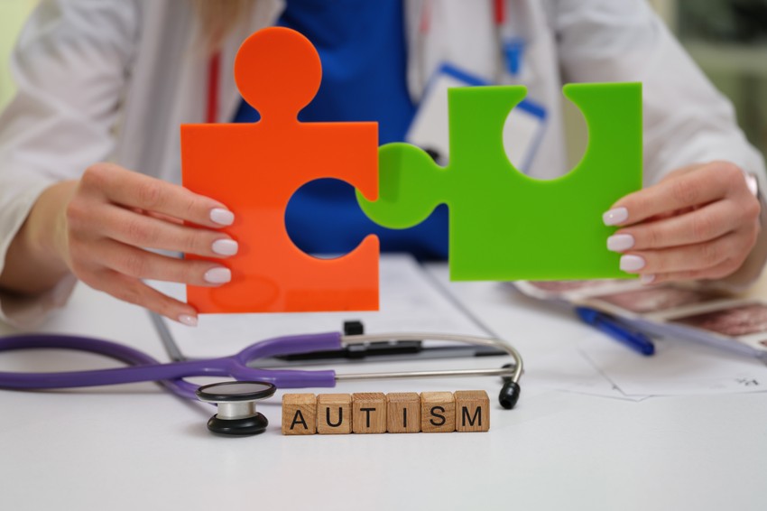 A legfrissebb tudományos eredmények egyre részletesebb képet nyújtanak arról, hogyan játszanak szerepet a genetikai és környezeti tényezők az ASD kialakulásában.