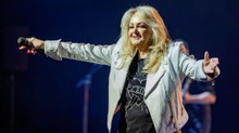Aggasztó hírek érkeztek Bonnie Tyler egészségéről - újra kellett éleszteni a legendás énekesnőt című cikk nyitóképe