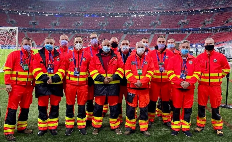Majdnem tragédiába fulladt a szurkolás - hirtelen összeesett a sorban a drukker a Puskás Arénánál
