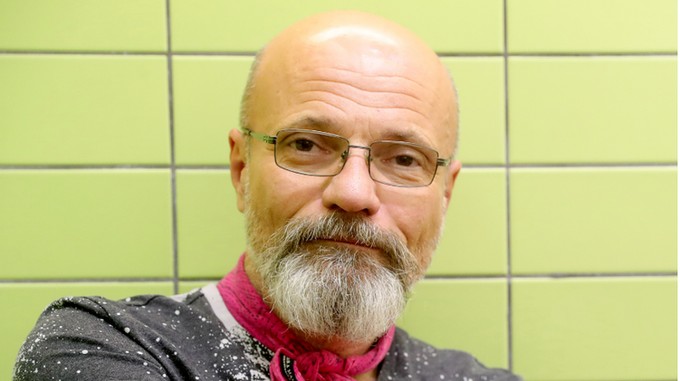 Újra kellett éleszteni egy utast a román határon – Zacher Gábor épp arra járt, ő is segített című cikk nyitóképe