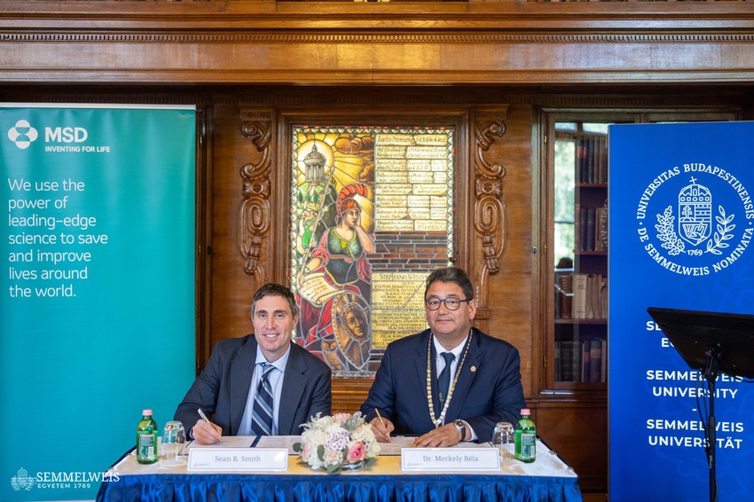 Sean R. Smith, az MSD magyarországi ügyvezető igazgatója és dr. Merkely Béla, a Semmelweis Egyetem rektora.
