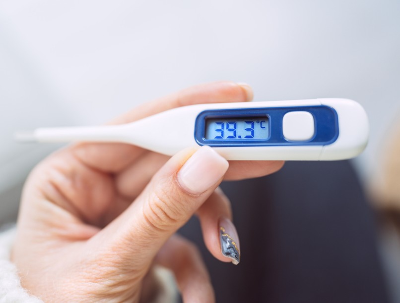 Az emberen élősködhet három faj (ruha-, fej- és lapostetű), de a fej- és lapostetű megbetegedést nem terjeszt! Vektornak kizárólag a ruhatetű minősül, amely aktív vándorlásával a kiütéses tífuszt és a visszatérő lázat terjeszti.