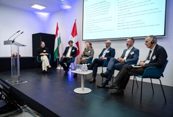 Dr. Ladányi Márta,igazgató, Országos Kórházi Főigazgatóság;Dr. Csató Gábor,főigazgató, Országos Mentőszolgálat,Svájci Hozzájárulási Alap; Prof. Dr. Antoine Flahault,A Genfi Egyetem Orvostudományi Karának Globális Egészségügyi Intézetének igazgatója, a Svájci Közegészségügyi Iskola akadémiai igazgatója; Lancz Róbert,elnök, Primus Egyesület; Asztalos Péter,elemző, Magyar Nemzeti Bank; Moderátor:Pető Dorina, projekt igazgató, Mathias Corvinus Collegium (MCC)