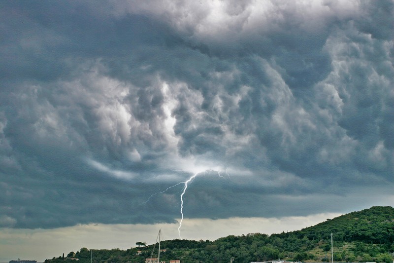 Jön az ítéletidő: jégesővel, szélrohamokkal, felhőszakadással érkezik a lehűlés