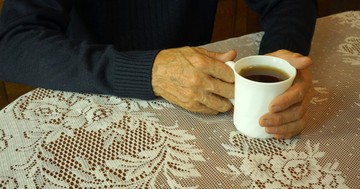 Egy éve alig tudott nyelni, de nem találták az okát – egy csésze tea után derült ki, hogy rákos