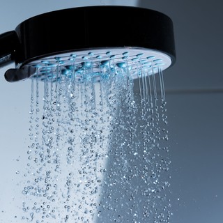 60 év felett több kárt okozhat, mint hasznot az, ha naponta zuhanyzik című cikk nyitóképe