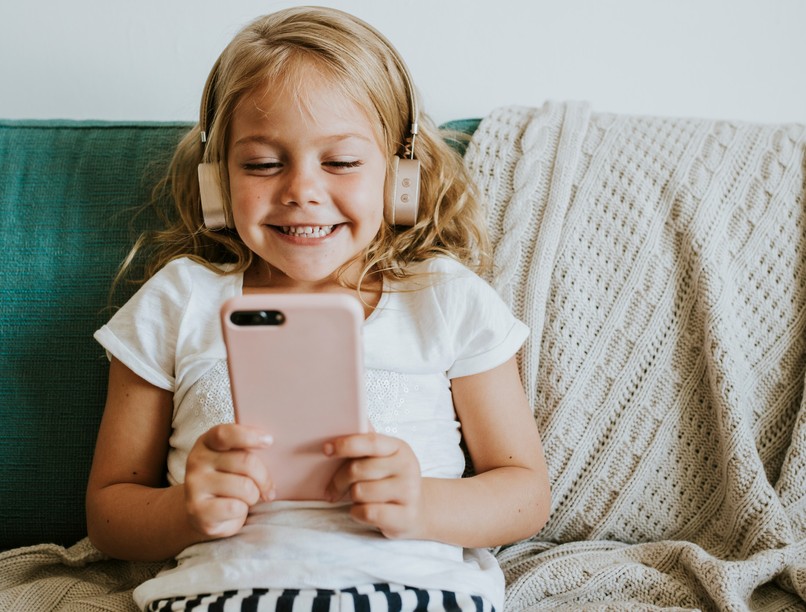 gyerek mobil közösségi média tiltás