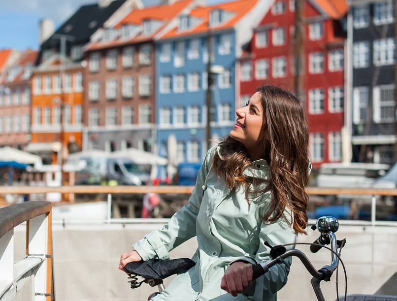 koronavírus, covid, korlátozások feloldása, Dánia, omikron