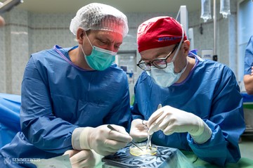 Mivel a beteg három éve tünetmentes, de nincs hormontermelése és a szervezetében hagyott petefészek nem működik.