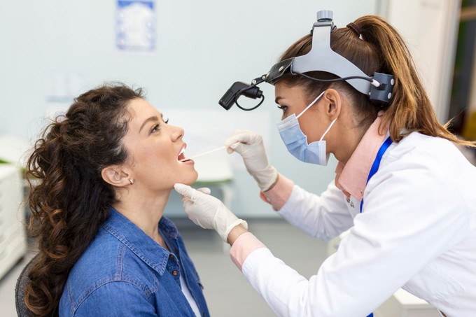 Hogyan zajlik a mandulaműtét? Ez történik a beavatkozás előtt, alatt és után című cikk nyitóképe