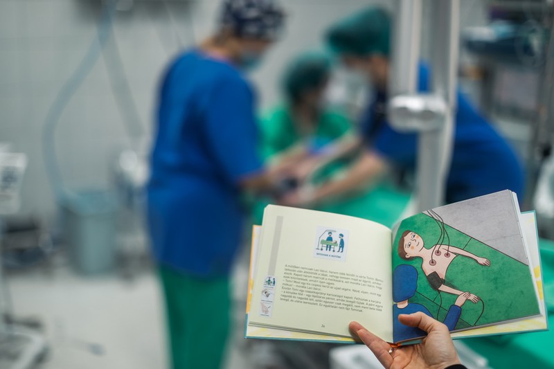 Mesekönyvvel segítik az SNI-s gyerekeket a Bethesda Gyermekkórházban