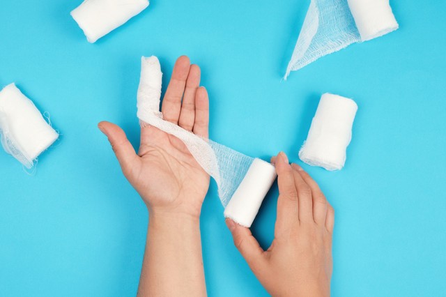 Megvágtam a bal mutatóujjam, elég sokáig vérzett, megmutassam orvosnak? Az orvos válaszol