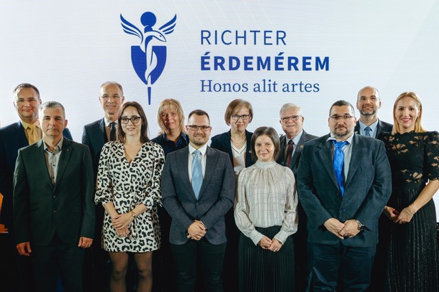 Ők formálják a gyógyszerészet jövőjét – 7 kiváló szakember kapott Richter Érdemérem Díjat