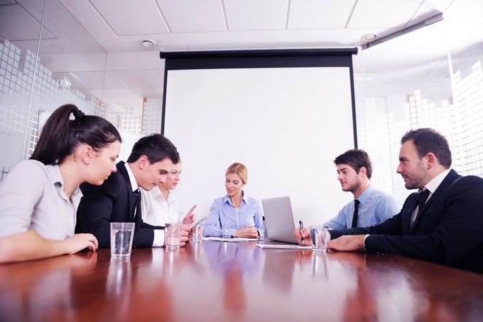 Mit jelent a pszichológia szerint az, ha szótlannak tűnnek a kollégák a megbeszéléseken? című cikk nyitóképe