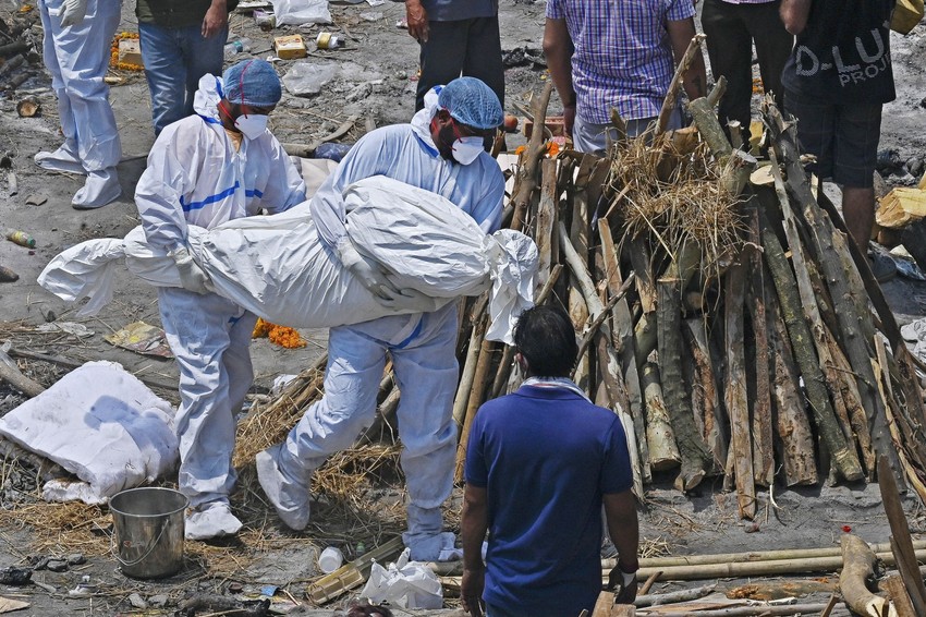 Holttesteket égetnek Új-Delhiben. Túlterheltek a krematóriumokFotó: AFP/Prakash Singh