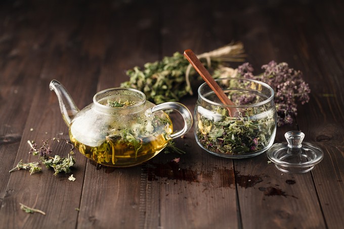 Megfázás, torokfájás ellen:  Szabó Gyuri bácsi ezeket a gyógyteákat javasolja című cikk nyitóképe