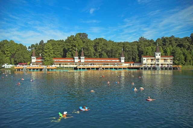 Fáj a háta, a nyaka, a lába? Csillapítsa fájdalmát a hévízi víz és gyógyiszap természetes erejével!