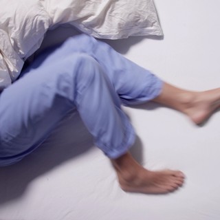 Nyugtalan láb szindróma - egy új kutatás végre reményt adhat a benne szenvedőknek című cikk nyitóképe