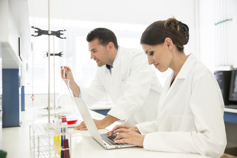 „Borzongatóan jó érzés, hogy ott lehetünk egy gyógyszer első lépéseinél” -  magyar klinikai kutatások a világ élvonalában