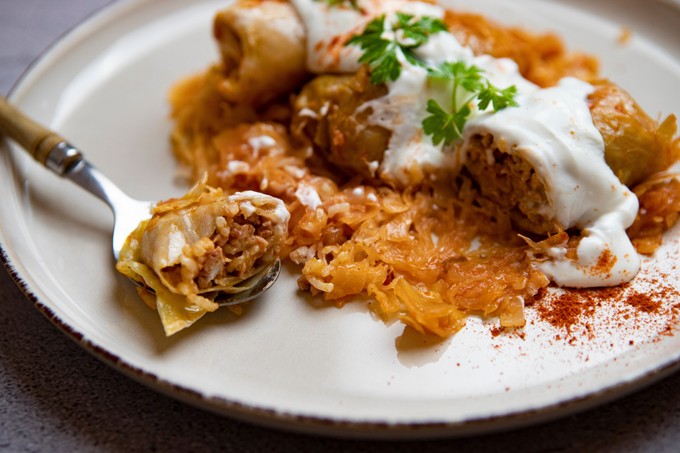 Töltött káposzta, sajt, kovászos kenyér - gyomorprobléma és magas vérnyomás esetén erre figyeljen! című cikk nyitóképe