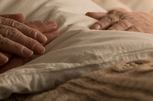 Kit kell értesíteni, ha rátalálunk otthon az élettelen hozzátartozónkra? Az orvos válaszol