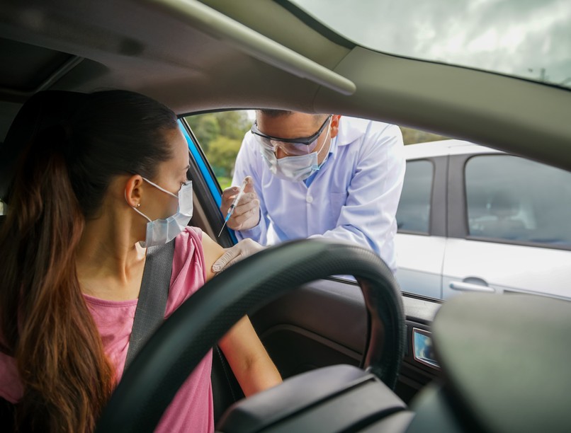 koronavírus, vakcina, autós oltóközpont