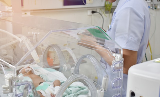 Jónak lenni jó! A koraszülött babák fejlesztésére gyűjtenek idén