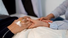Édesapámat hazaküldték a kórházból, végstádiumban van - tudunk-e még bármit segíteni az állapotán? Az orvos válaszol című cikk nyitóképe