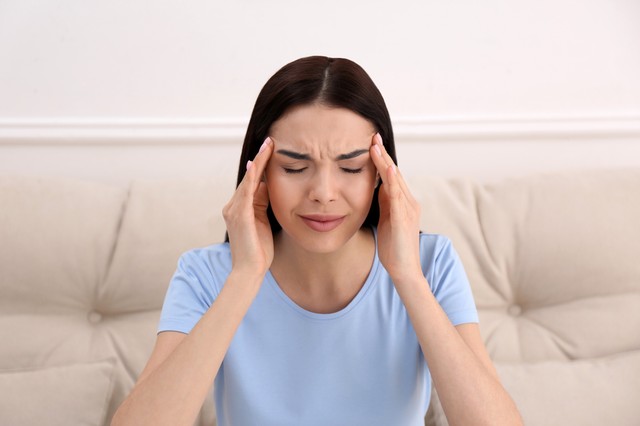 Abbahagytam a fogamzásgátló szedését, azóta fáj a fejem és hőhullámaim vannak, mi okozza? Az orvos válaszol