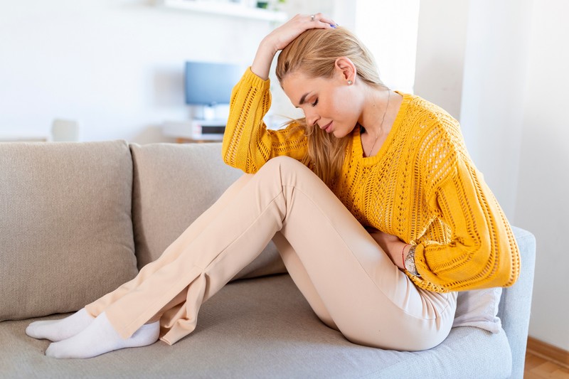 Bal oldali alhasi fájdalom: mikor ártalmatlan és mikor kell komolyan venni?