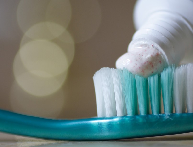 toothpasteonbrush_masolata