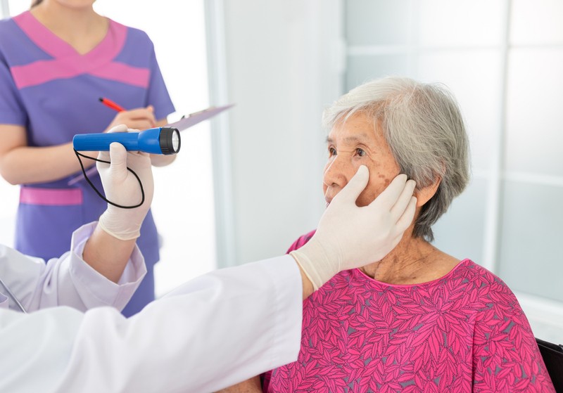 Cukorbeteg rokonomnak bevérzett a szeme, menjünk szemészetre? Az orvos válaszol