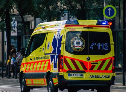 Szirénázó mentő ütött el egy figyelmetlen gyalogost – megrázó videót tett közzé a rendőrség  című cikk nyitóképe