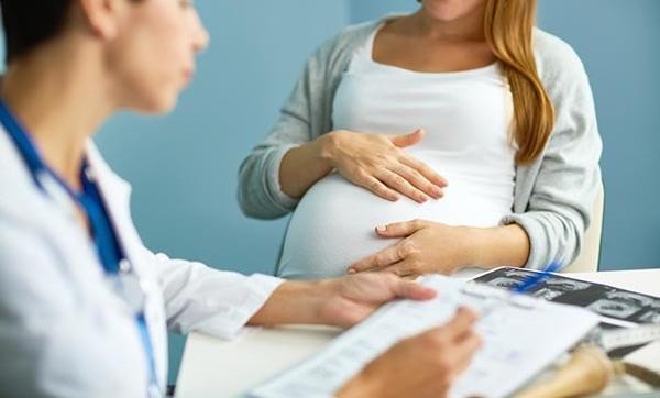 Várandóság: ezt jelenti, ha megjelenik a barnás váladék