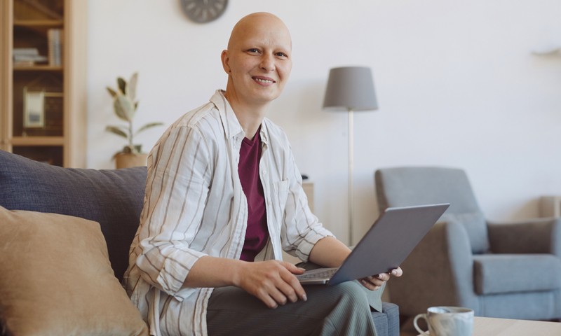 Kitartanak a rákbeteg munkavállalók mellett: egy év bérfenntartást, munkahely-megtartást és támogatást adnak