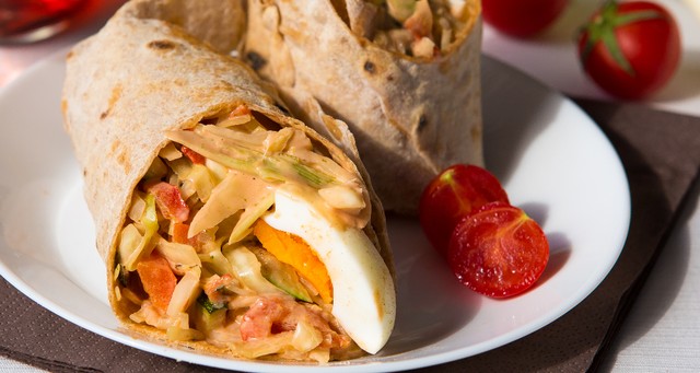 Zöldséges-szószos tortilla - egészséges recept zöldségimádóknak