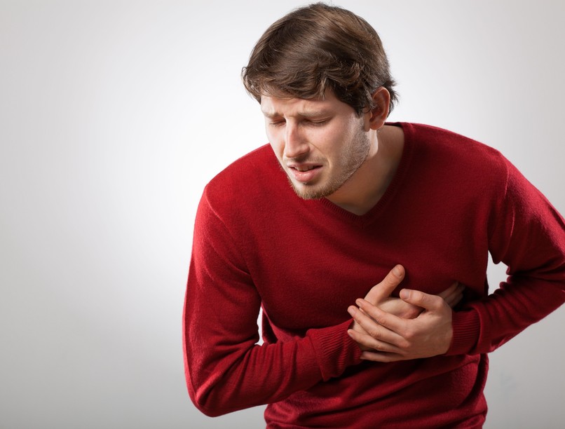 Szívroham tünet, légszomj, mellkasi fájdalom mentő