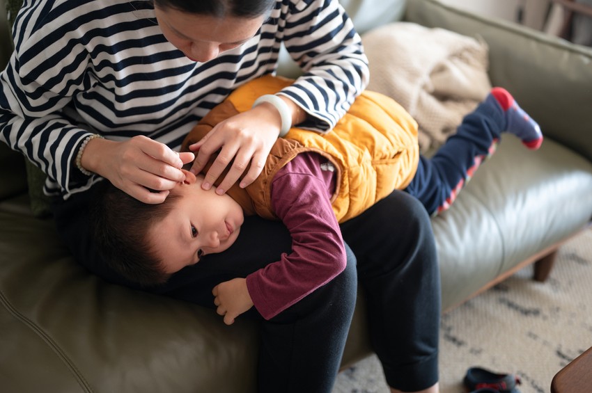 El a fültisztító pálcával a gyermekek fülétől!