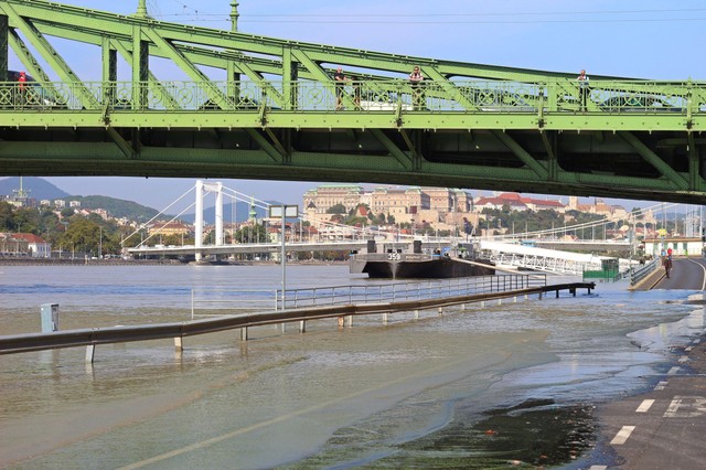 Árvíz: az áradó folyó veszélyes, már a bokáig érő víz is elsodorhat bárkit!