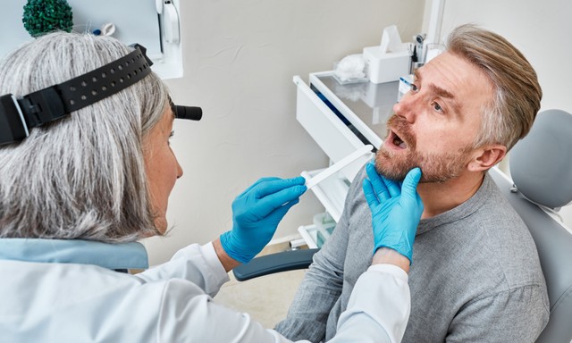 Fájdalmas a gégetükrözés? A szakorvos elmondja mire számítson