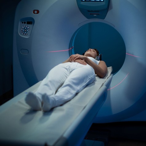 MRI-re ment, aztán kerekesszékben kötött ki – a vizsgálat egy ritka mellékhatásával küzd a nő című cikk nyitóképe