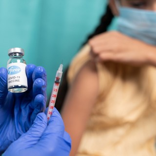 Mellékhatást fedezhettek fel az egyik covid vakcinánál, esik az árfolyama című cikk nyitóképe