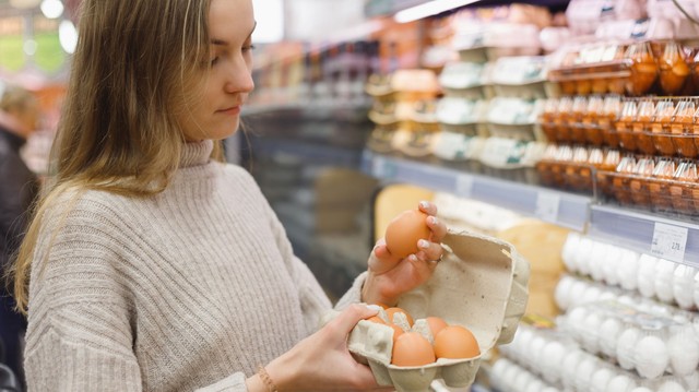Miért nincs hűtőben a tojás a boltokban? Sokan meglepődnek ezen, pedig egyszerű oka van