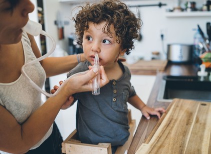 Hogyan lehet rávenni a gyereket, hogy engedje az orrszívást, és az orrspray-t? Az orvos válaszol című cikk nyitóképe