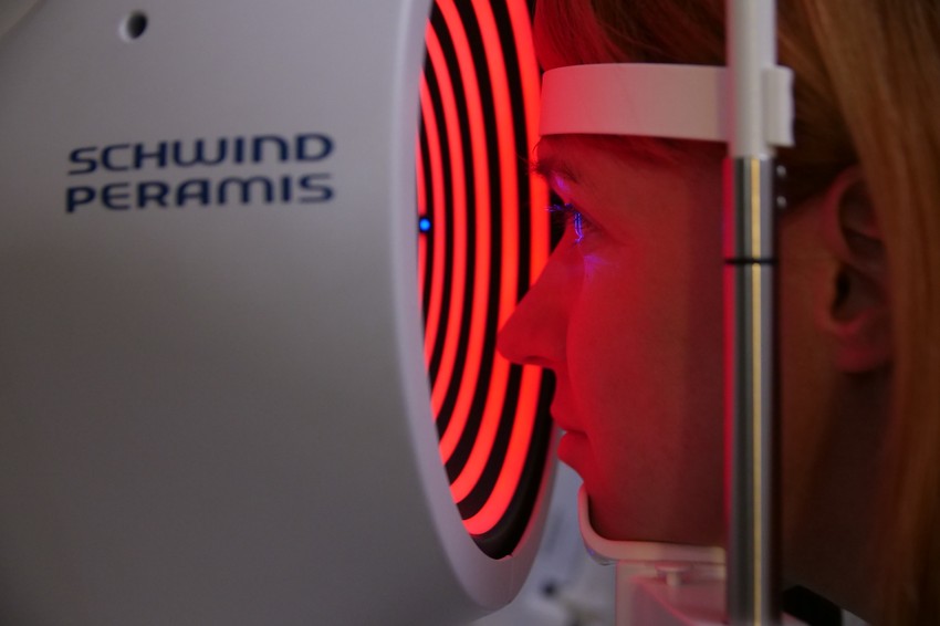 Sasszemklinika csúcstechnológiás mérőeszköze, a Schwind Peramis vizsgálat közben