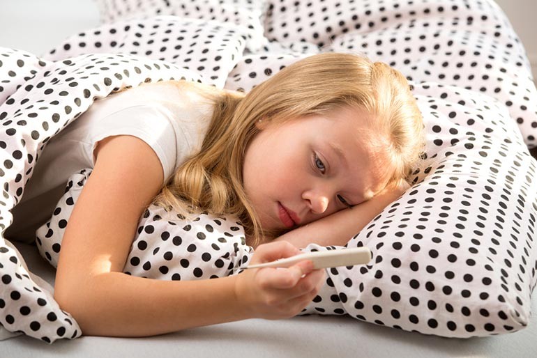 38 C fok fölött beszélünk lázas állapotról, alatta hőemelkedés, amit nem kell gyógyszeresen csillapítani