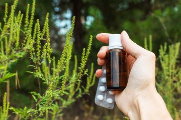 Parlagfű allergiás és gyógyszerrel sem enyhülnek a tünetei? Ez rejtőzhet a hátterében!