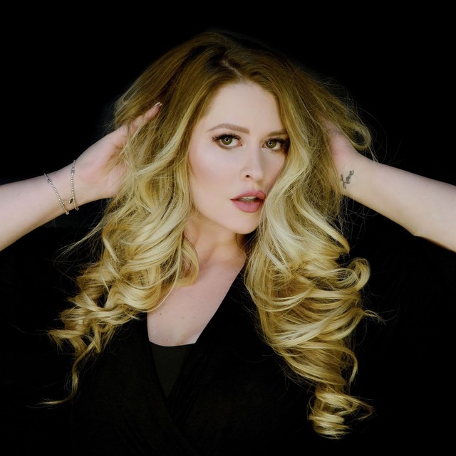 Király Linda maszkkal harcol az influenza ellen