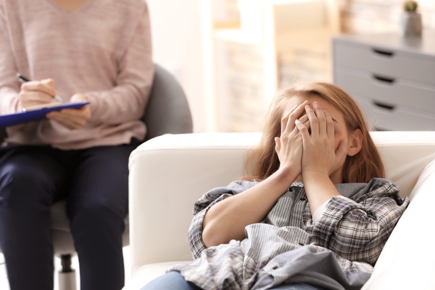 A stresszreakció egyik eleme lehet az izzadás, a melegség érzet, a kipirulás, az emelkedett pulzus, a remegés, a szájszárazság. Ha ezek a jelek túl gyakran jelentkeznek, és a szorongás tartóssá válik, mindenképpen érdemes pszichológushoz, mentálhigiénés szakemberhez fordulni.